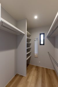 010　ファミリークローゼット　可動棚　山口工務店